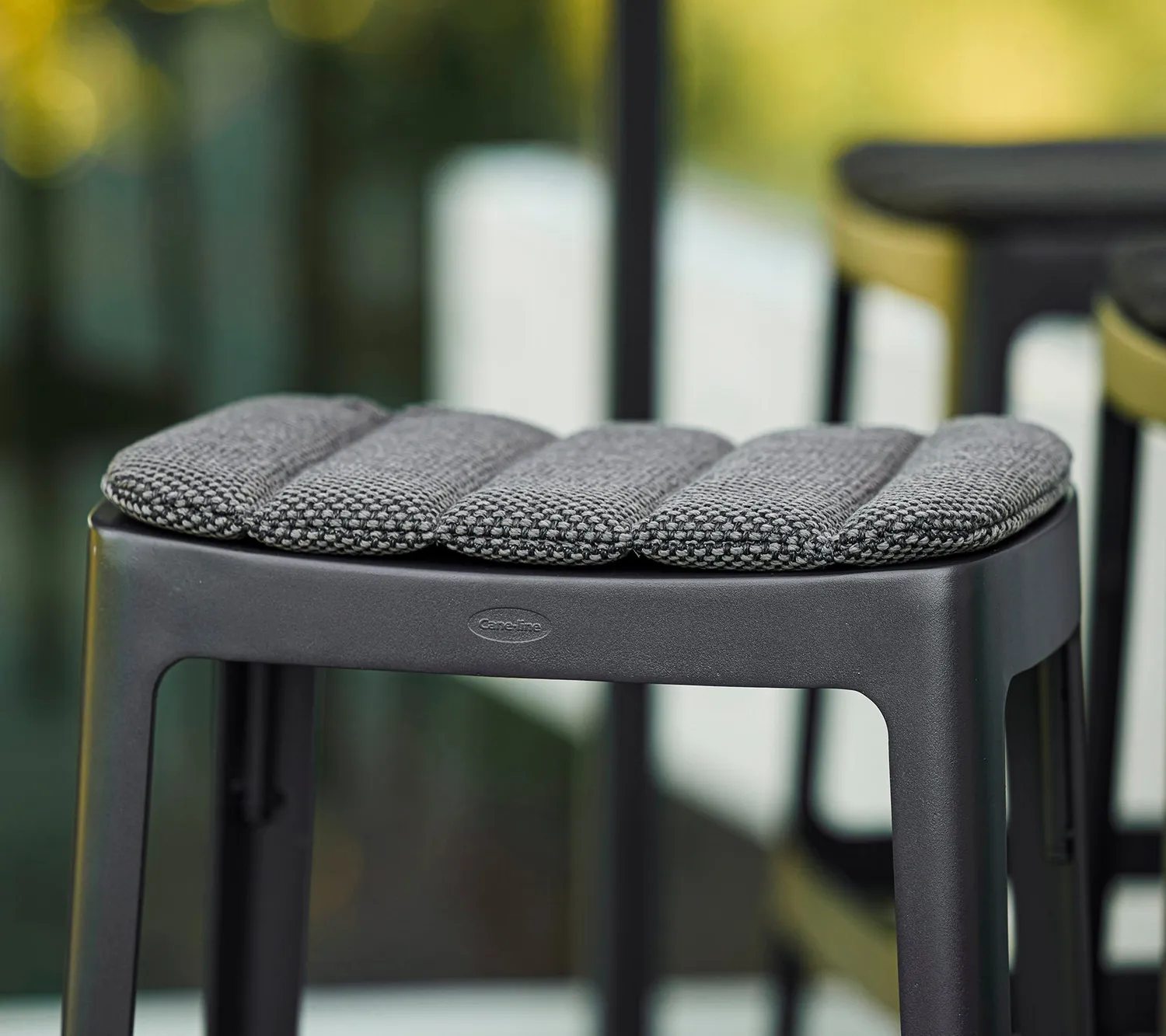 Cane-line Cut Hocker weiß alu dunkelgrau stapelbar