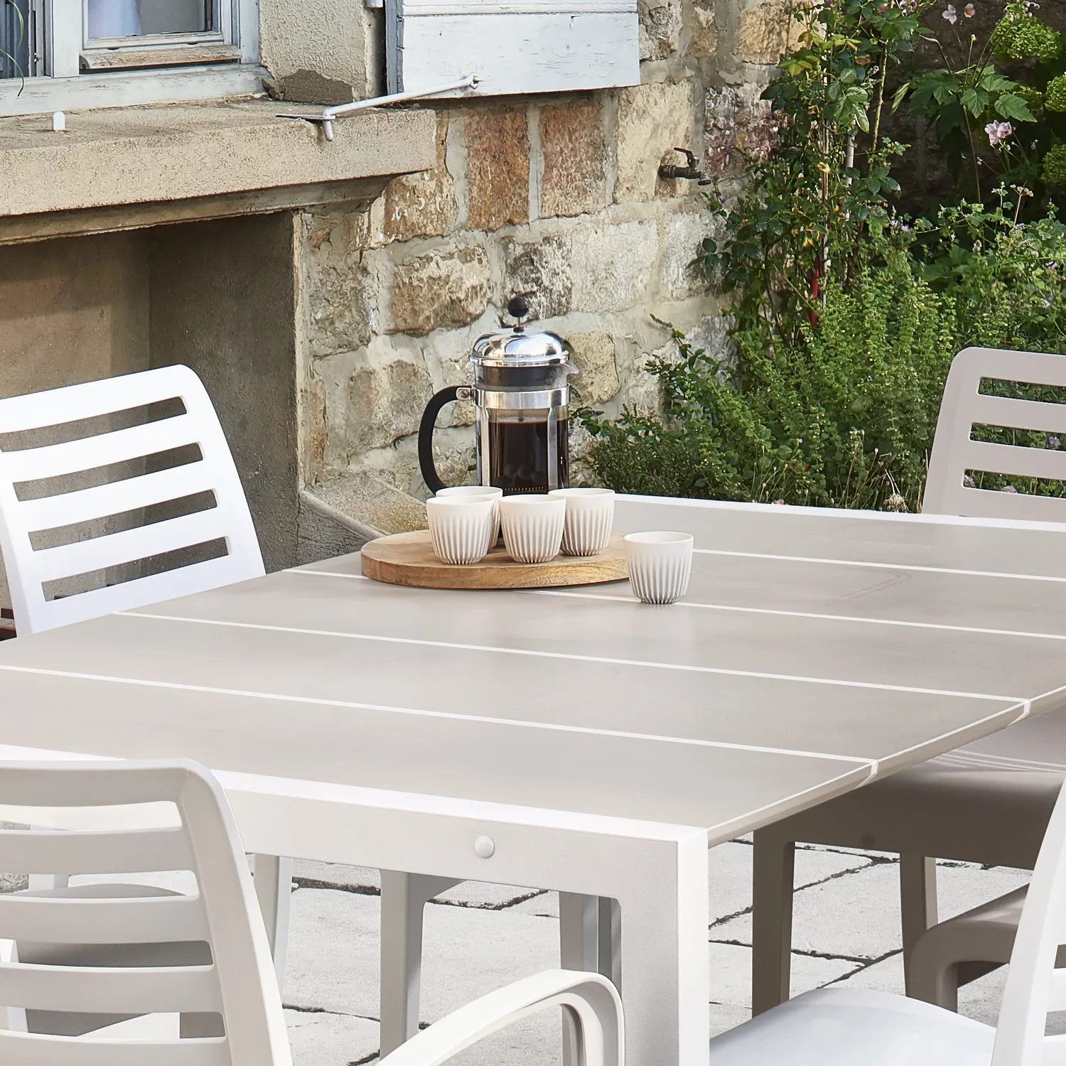 Grosfillex Eden Gartentisch 133x87 cm Platin