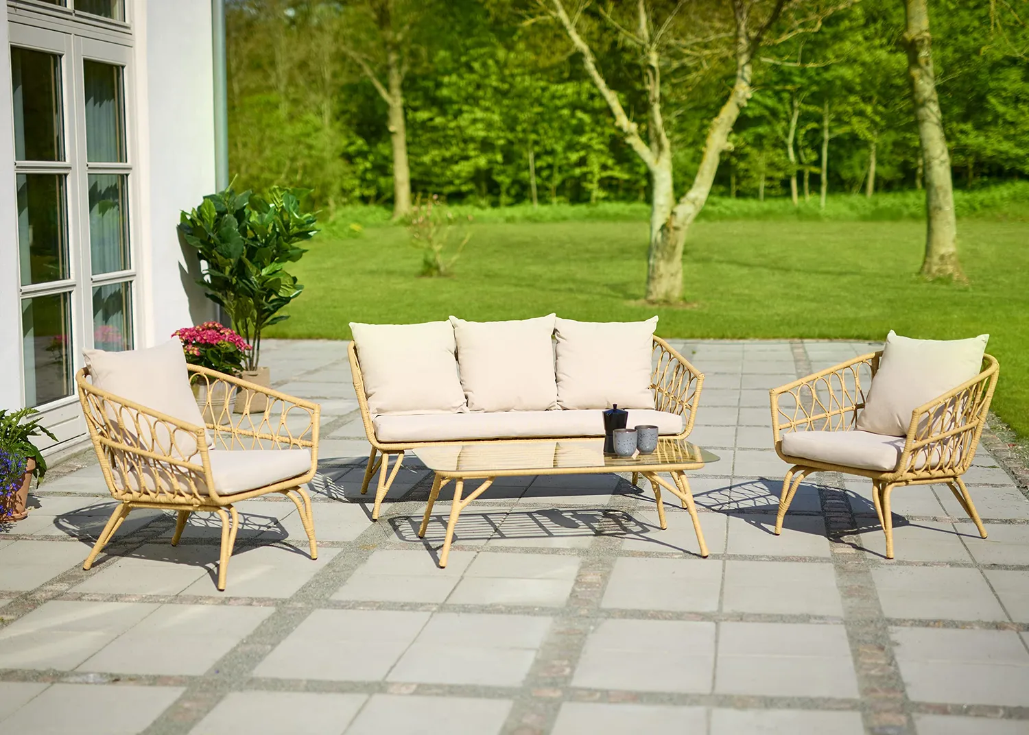 Envy Lounge-Set 5 Personen Rattan 3-Sitzer Kissen Loungetisch