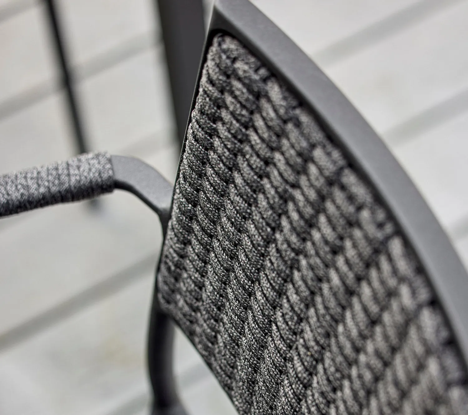 Cane-line Less Stuhl Natur/Lavagrau stapelbar