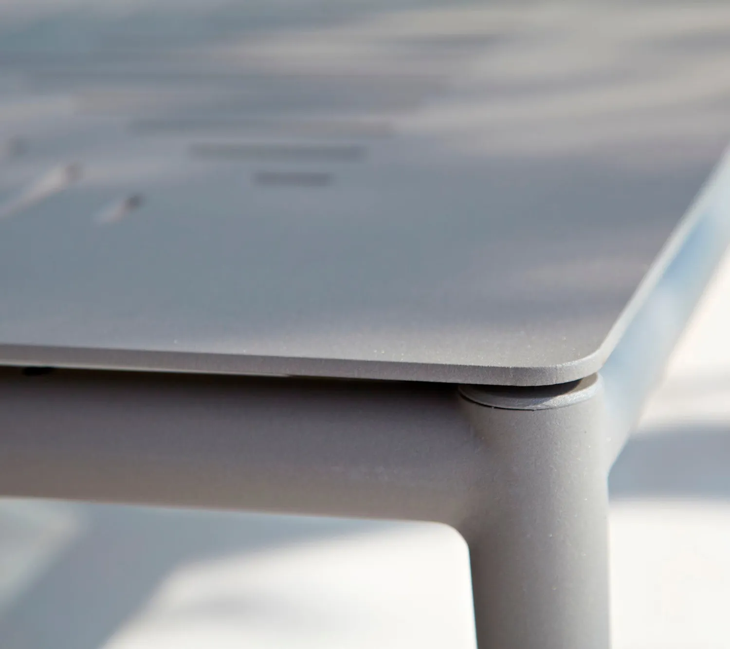 Cane-line Conic Couchtisch Alu Hellgrau