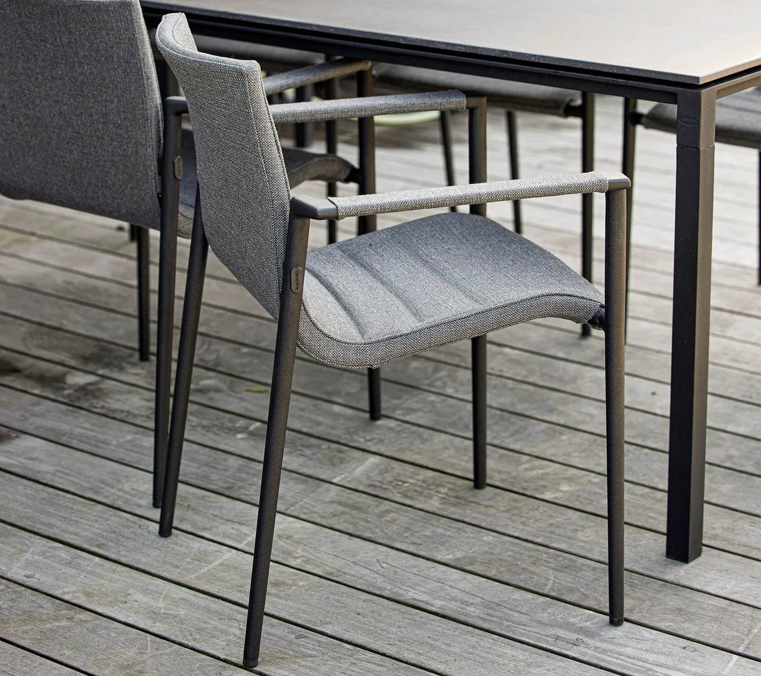 Cane-line Core Armlehnstuhl Grau AirTouch stapelbar