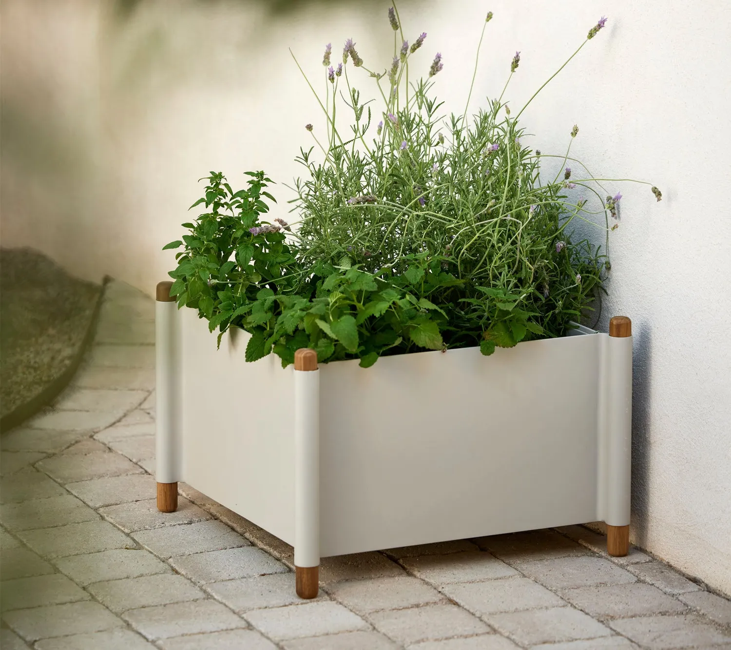 Cane-line Sticks Pflanzkübel Teak Lavagrau Aluminium