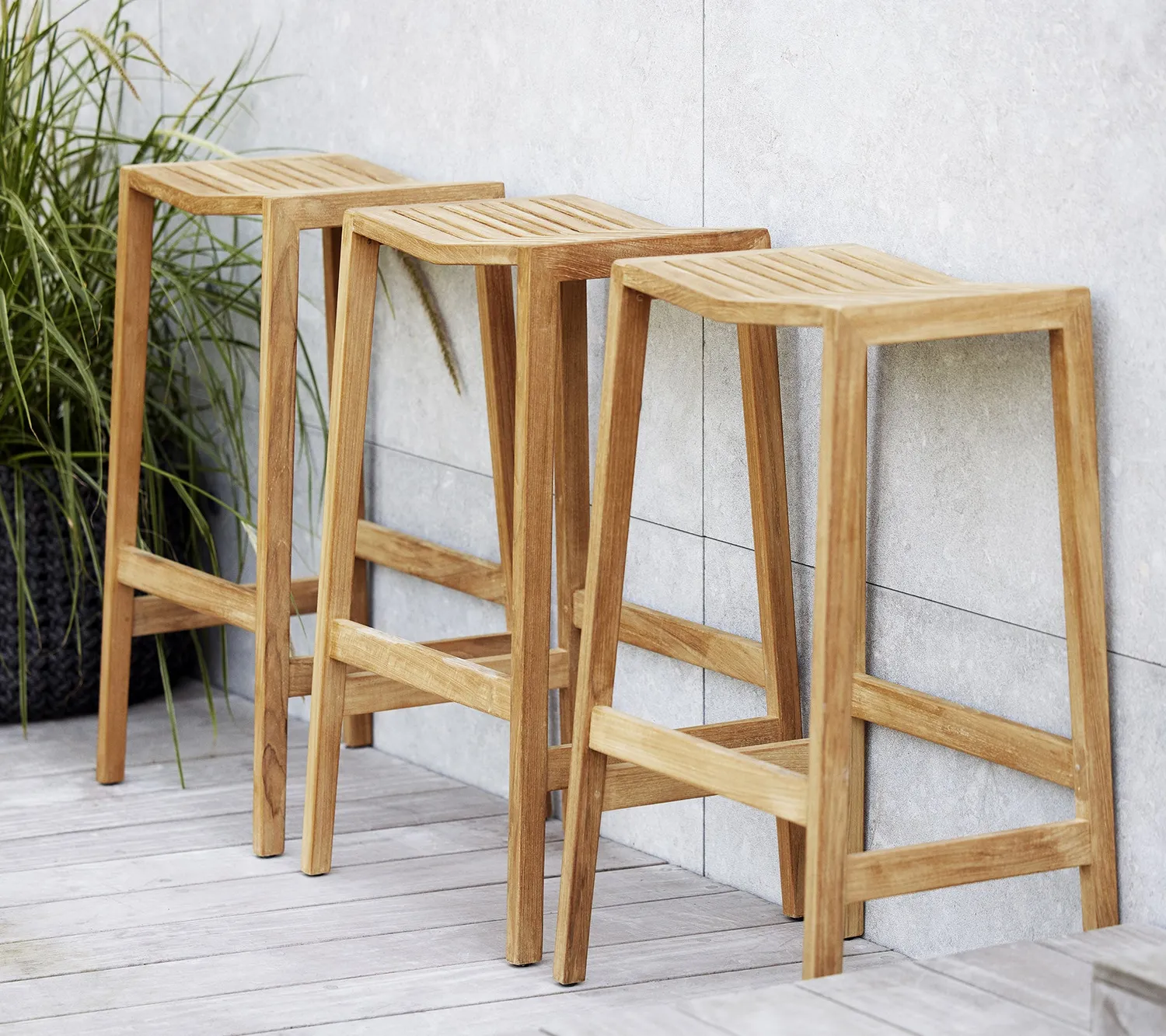 Cane-line Flip Barhocker Teak stapelbar für draußen