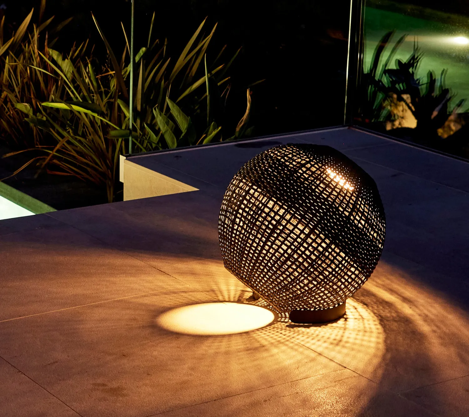 Cane-line Illusion Lampe rund Taupe Solar LED Outdoor