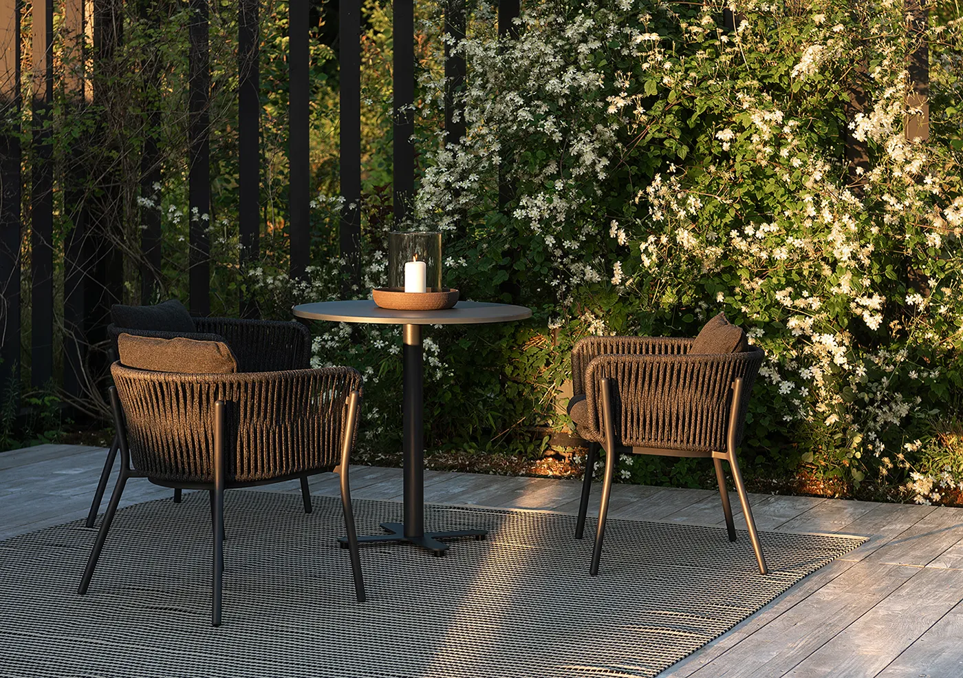 Skargaarden Tira Essstuhl Gartenstuhl Schwarz mit Kissen Seil
